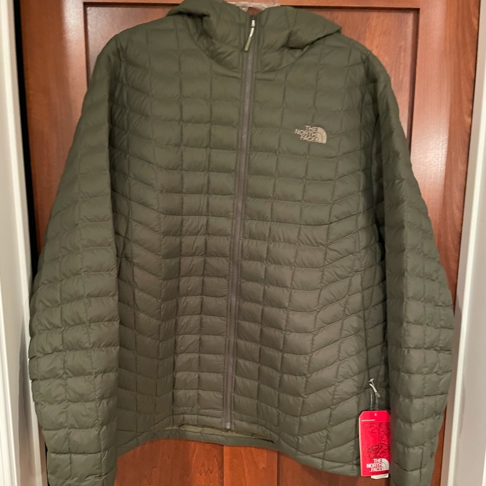 Men’s Northface thermoball hooded jacket.